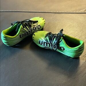 Umbro Kids Green Soccer Shoes, size